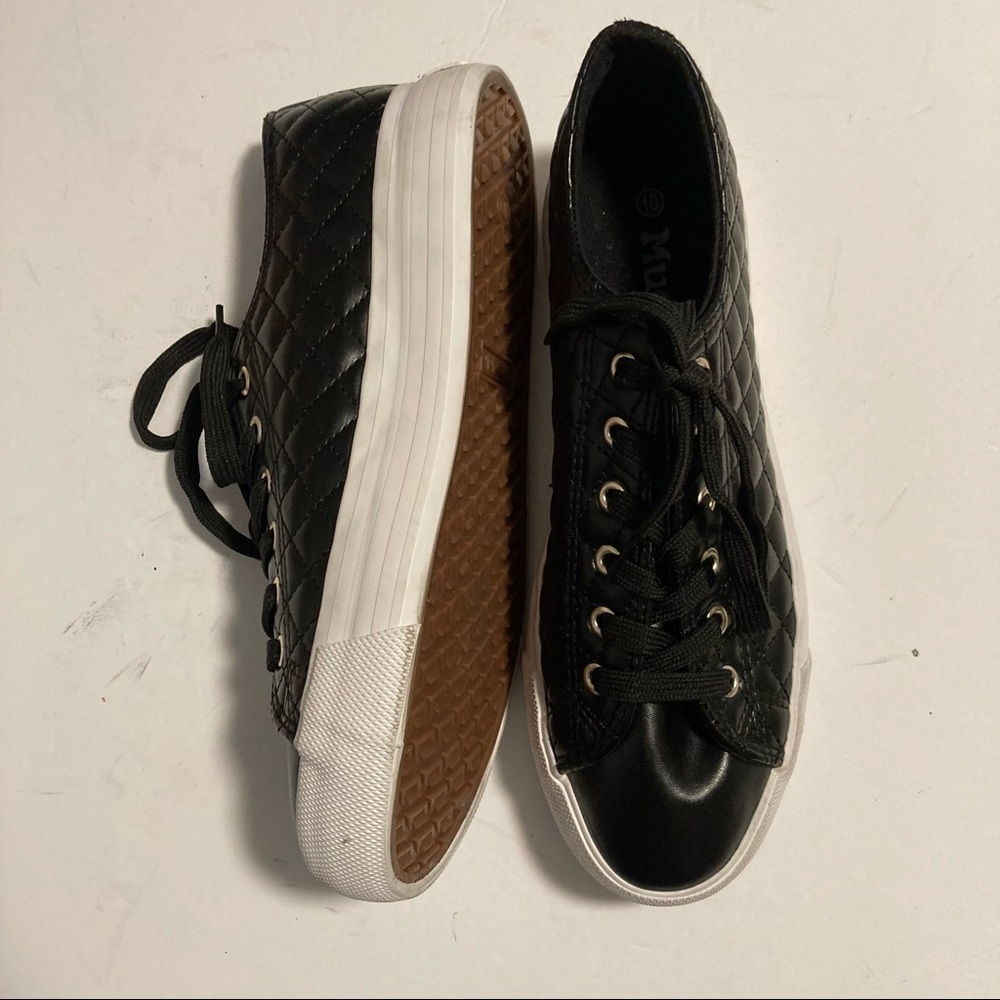 MUDD Beyley Black Platform Quilted Sneakers Size 10